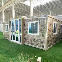 Seorang lelaki Cina menunjukkan keadaan penginapan di Qatar, dan rumah kontena semuanya 